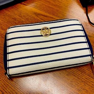 Tory Burch Robinson Zip Wallet